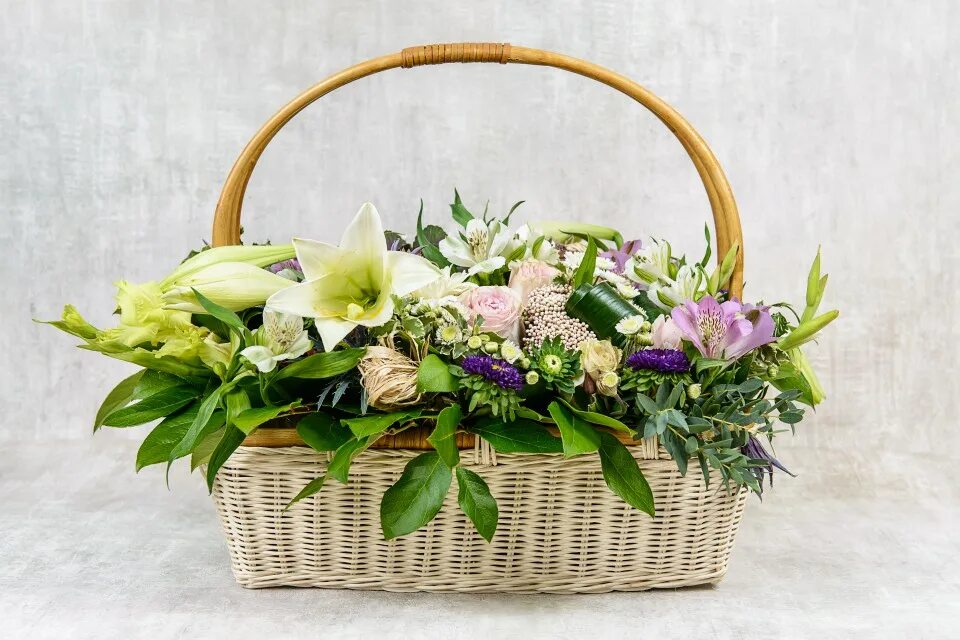 Живые цветы магазин. Композиции с салалом. Цветы магазинные. Цветы в круглой корзине. Оптовый магазин цветов.
