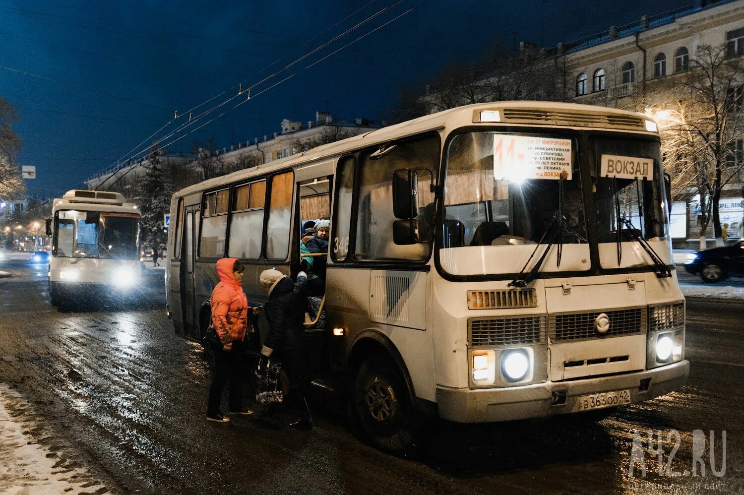 Ходят ли автобусы 2024 года. Пазик. Пазик вечер. Пазик на остановке. Пазик зимой.