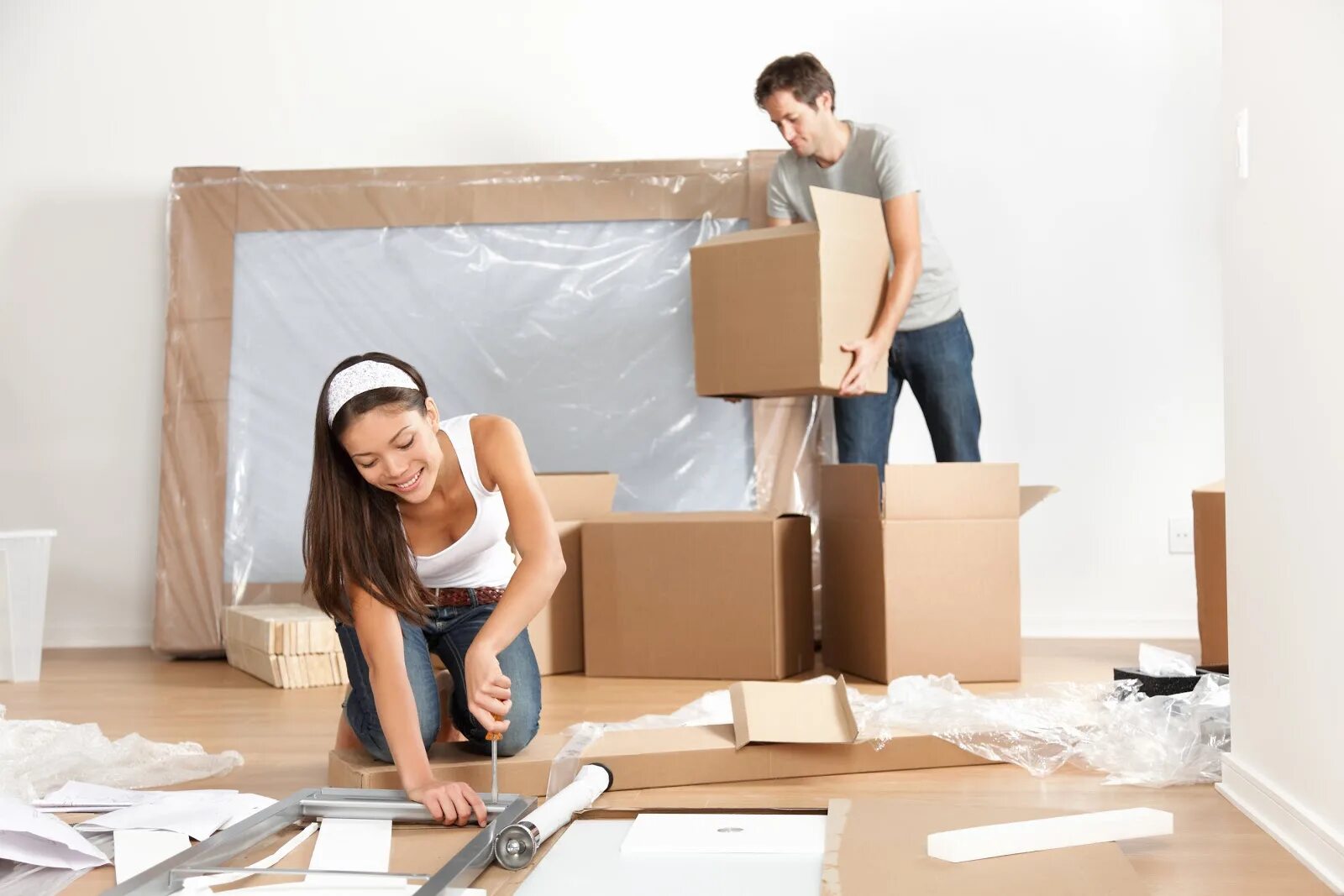 Do you a new home. Переезжают в квартиру. Новая квартира коробки. Коробки в квартире. Квартирный переезд.