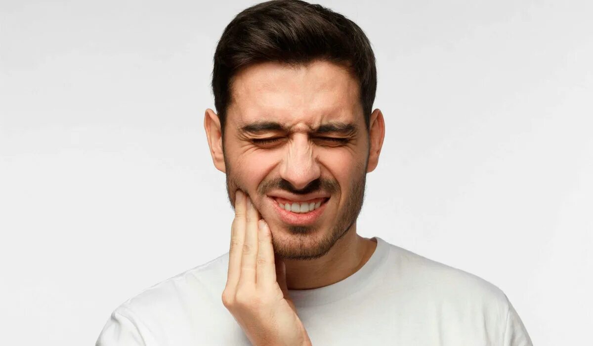 У девушки болит зуб. 3 месяца болят зубы. 3 месяца болят зубы. Девочка с больными зубами. Зубная боль у ребенка.