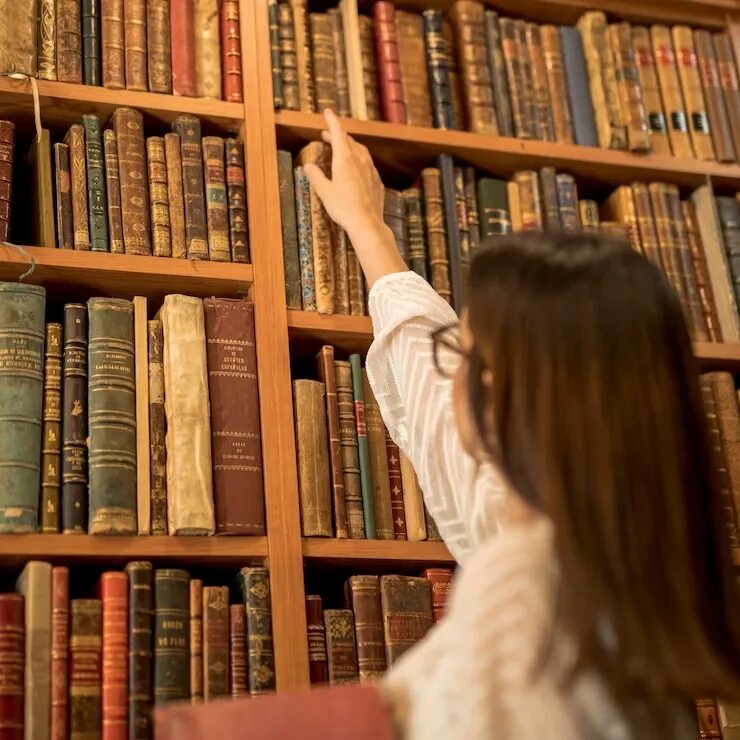 Книги найдут своего читателя. Библиотека. Люди в библиотеке.