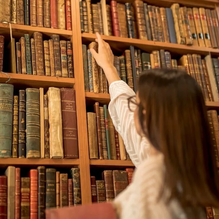 Интересную книгу можно найти