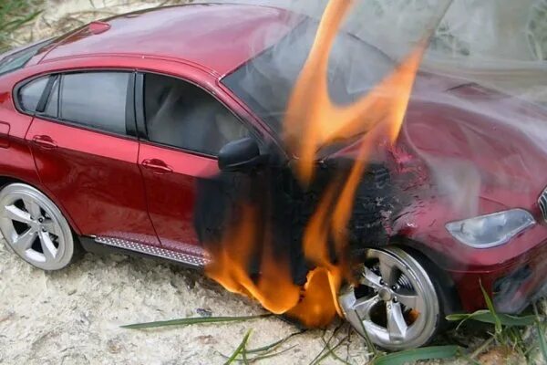 Горит х6. Bmw x6 горит. горящий бмв. сгорел бмв х5.