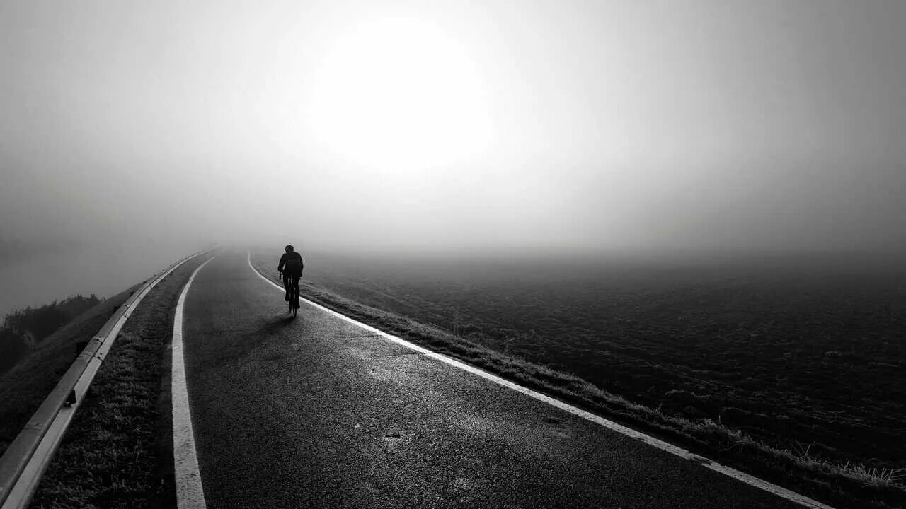 Уходит на обратную дорогу. Одиночество дорога. Человек уходящий в даль. Одинокий человек на дороге. Уходит в даль.