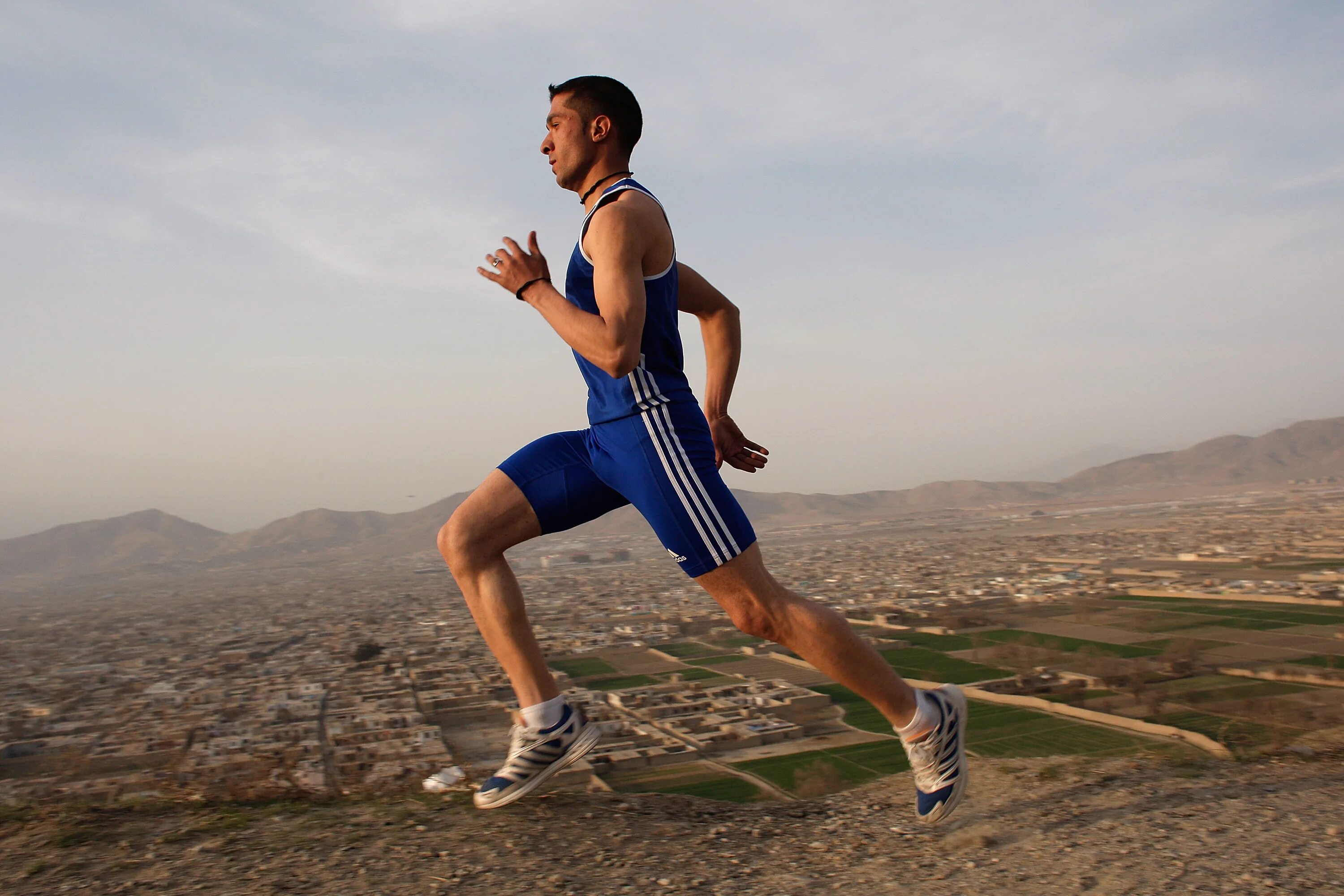 He runs well. Спорт бег. Спортсмен дышит. Спортсмен бег утро горы. Дыхание марафон.