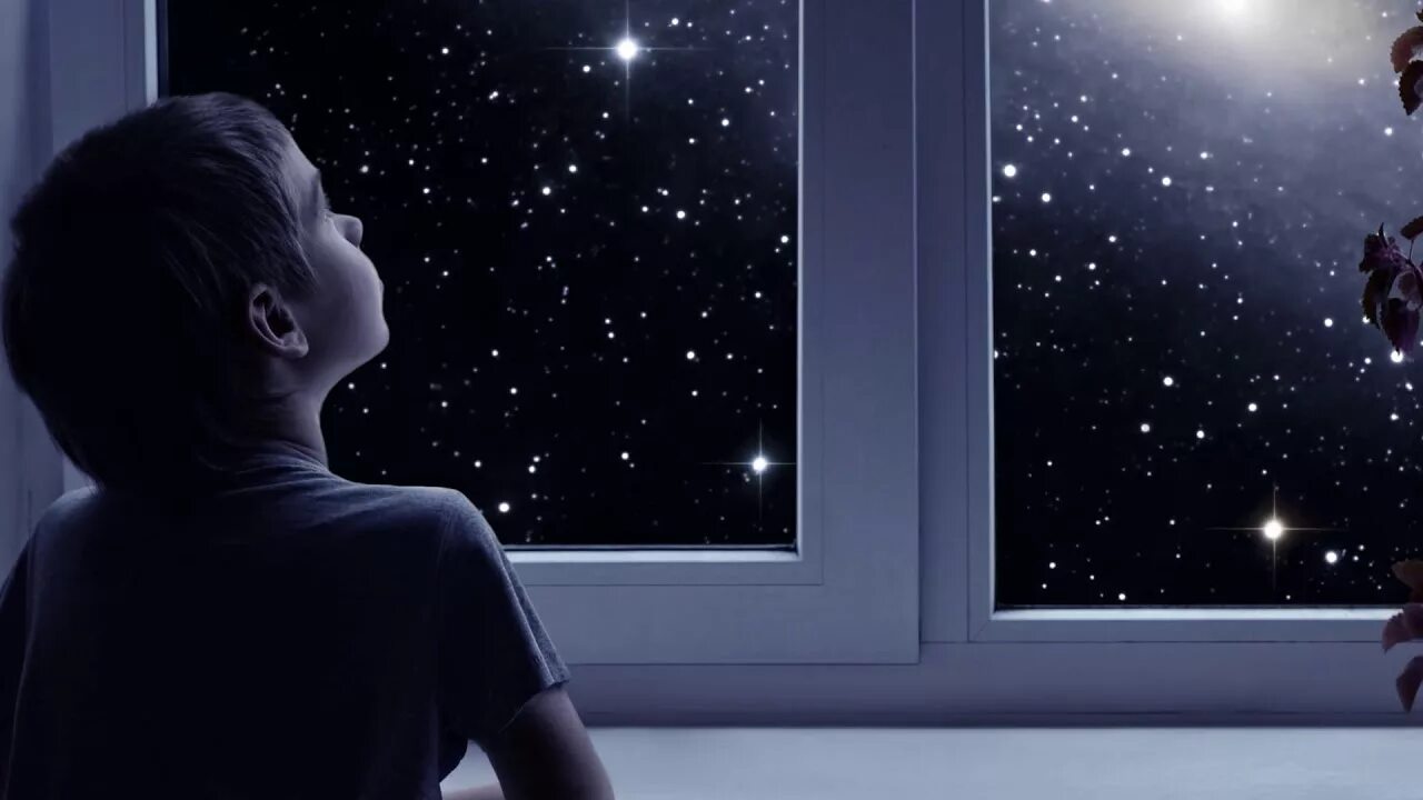 Год окну жизни. Звездное небо для детей. Мальчик у окна. Мальчик и звездное небо. Окно ночью.