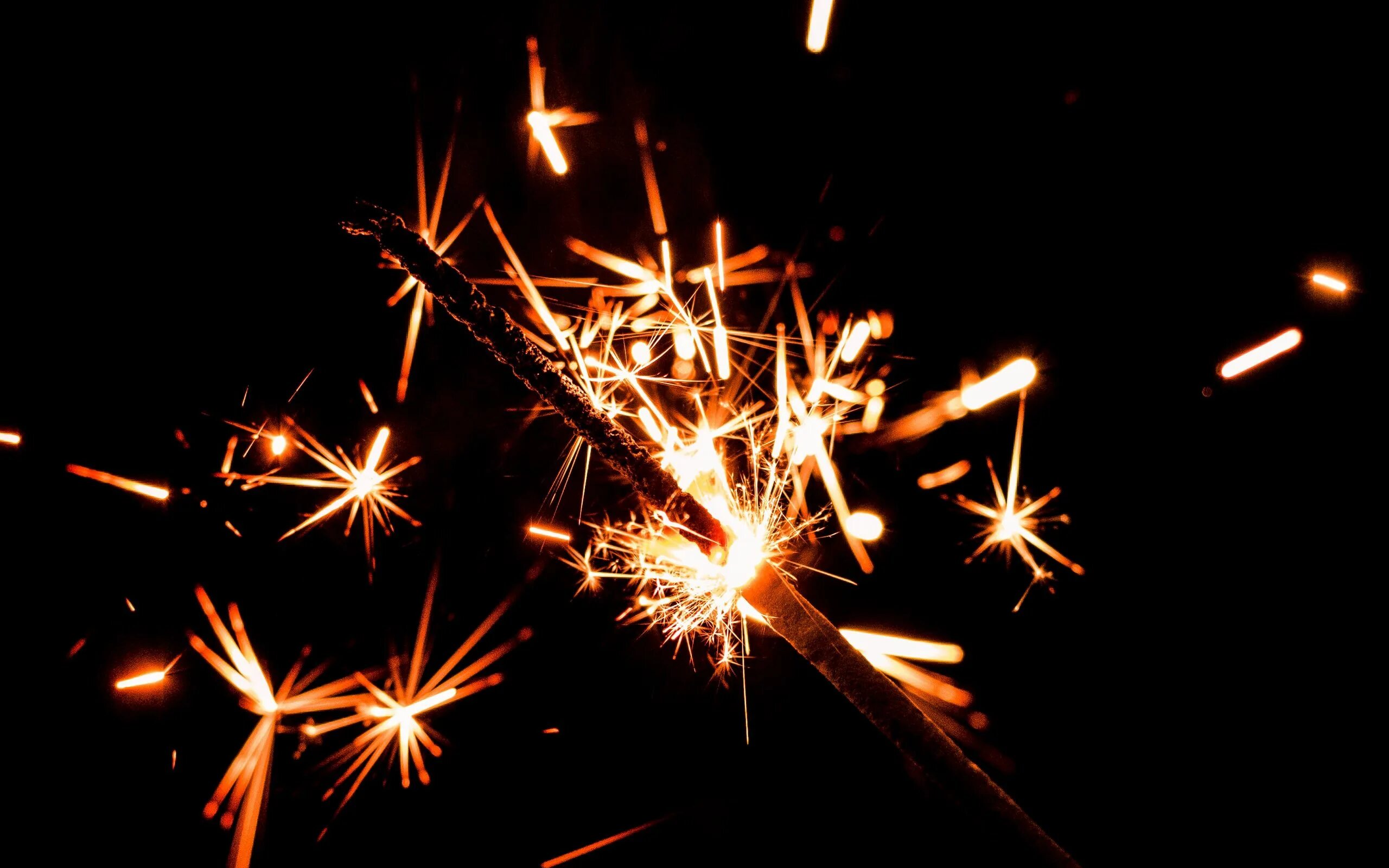 Бенгальские огни на белом фоне. Бенгальские огни. Бенгальский огонь фон. Бенгальский огонь на черном фоне. Искры на черном фоне.