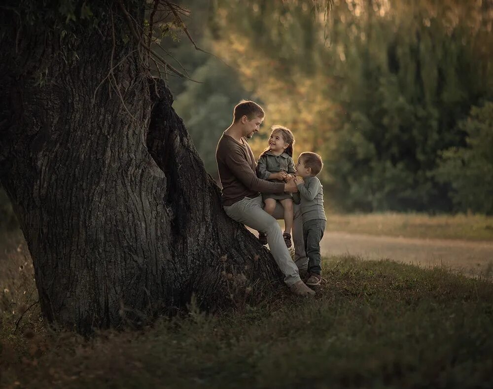 Отец и дочь в деревне. Фотосессия семьи на природе. Семья в лесу. Фотосессия семьи в лесу. Семейная съемка на природе.
