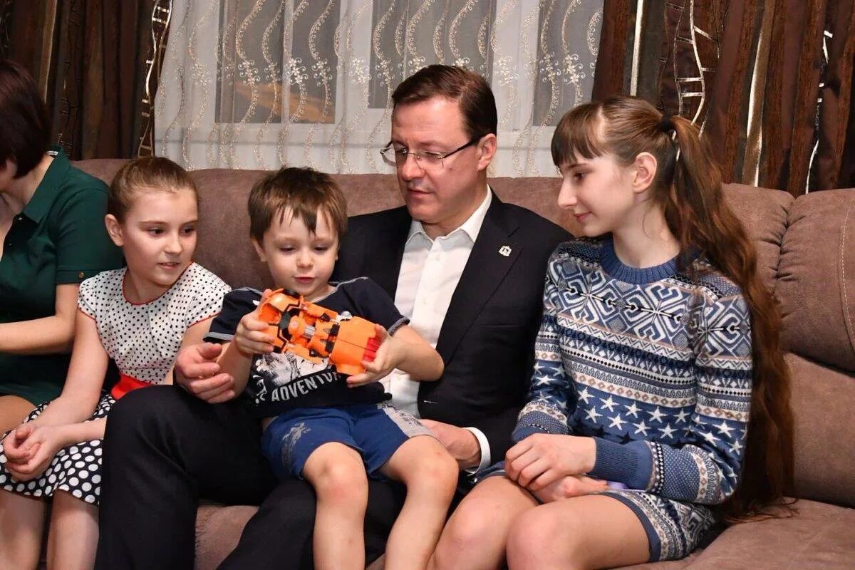 азаров дмитрий игоревич самара. игорь георгиевич азаров самара. азаров с семьей фото. азаров губернатор. владимир александрович тихонов самара азаров.