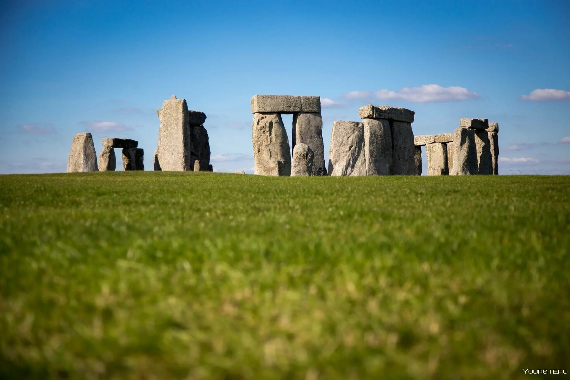 The famous stonehenge. Стоунхендж Великобритания. Величественный Стоунхендж. Стоунхендж камень плаха. Камни в Англии Стоунхендж.