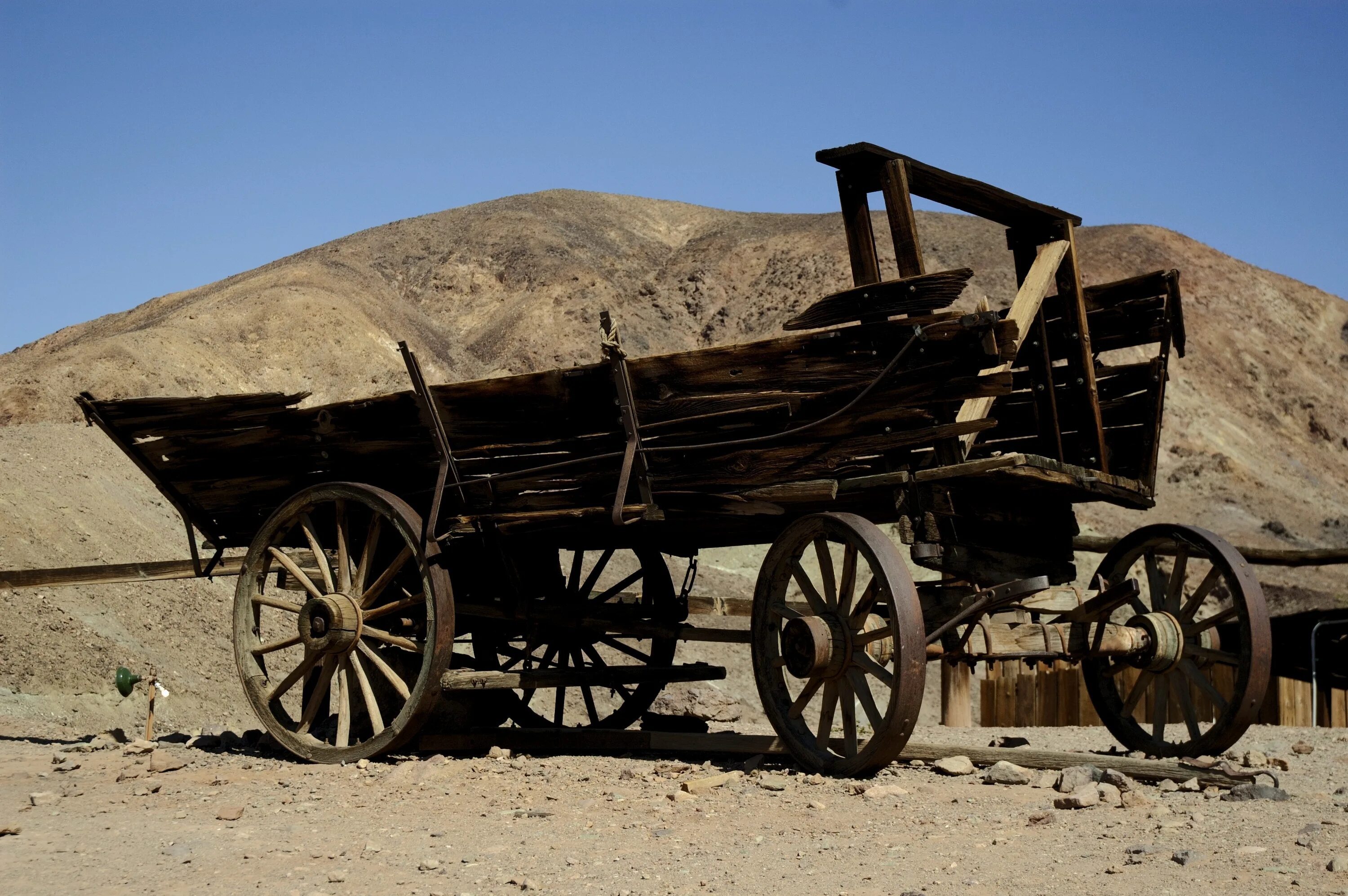 Wagon – тележка, повозка. Телега старинная. Телега в пустыне. Повозка в пустыне. Сочная телега