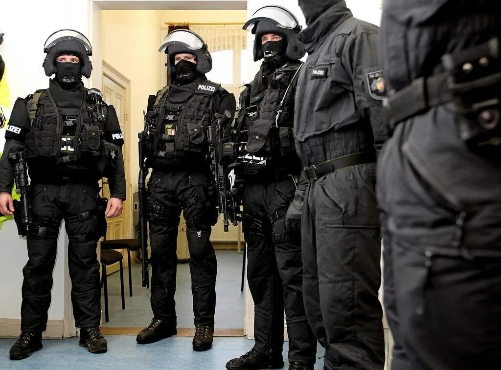 спецназоведский тактический жилет swat. шлем gsg 9. костюм спецназ черный гбр. ссо фсб рф черная форма. Caj сербский спецназ обмундирование.