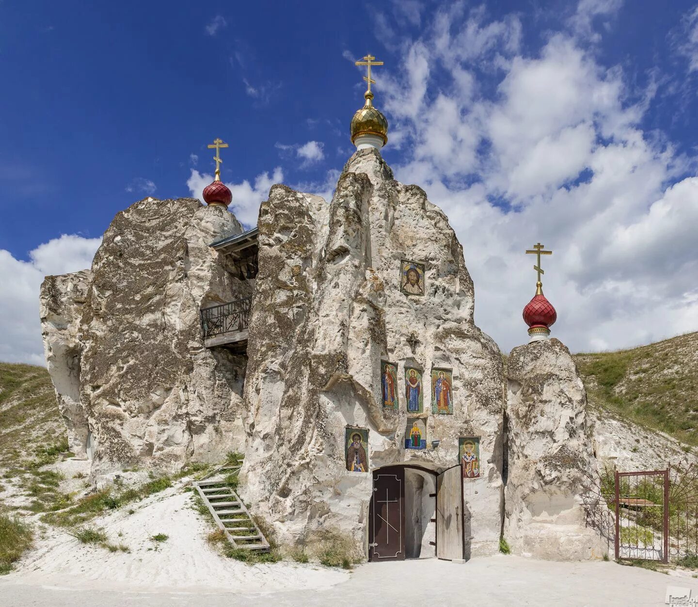 Православные российские монастыри. Костомаровский Спасский женский монастырь.гора Голгофа. Церковь сицилийской иконы Божьей матери. Костомаровский Спасский пещерный монастырь.