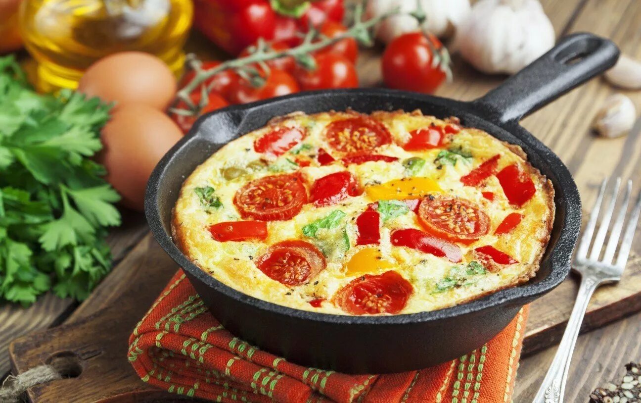 курица с базиликом и помидорами. горячие блюда. макароны с овощами в духовке. ужин с помидорами. запеканка с овощами в духовке.