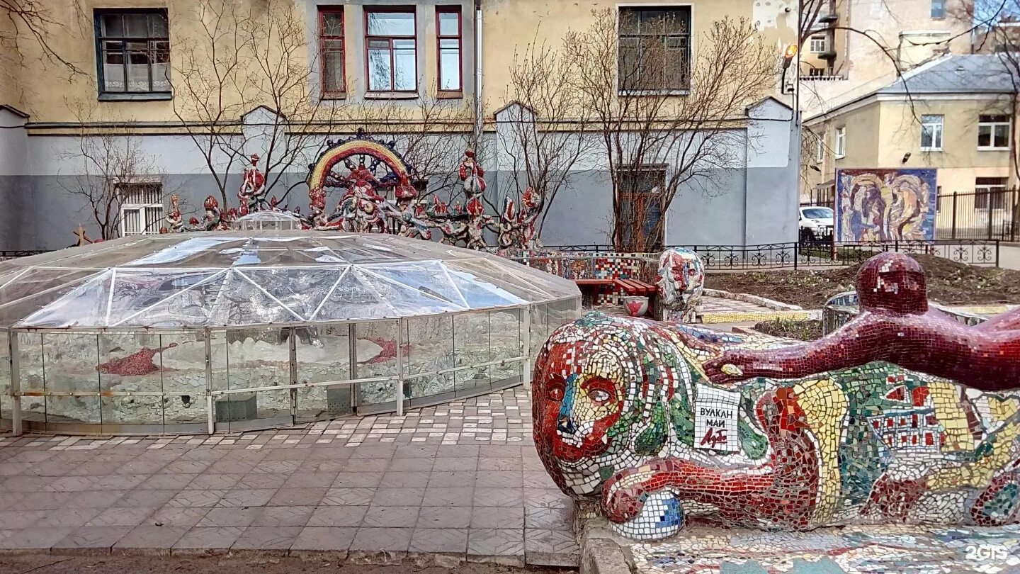 Отзывы дворик санкт петербург. Мозаичный дворик в санкт-петербурге. санкт-петербург мозаичный дворик на фонтанке. мозаичный двор малой академии художеств. мозаичный дворик на улице чайковского.