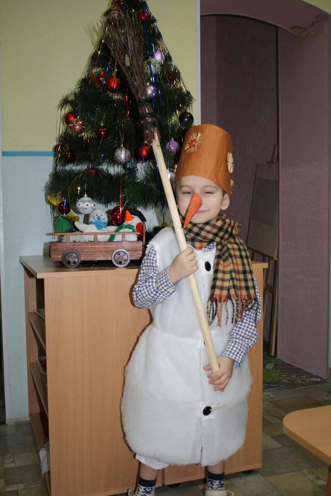 Метла для снеговика на утренник. Метелка для снеговика. Метелка для снеговика. Танец снеговиков с метелками в детском саду. Метелка снеговика в садик.