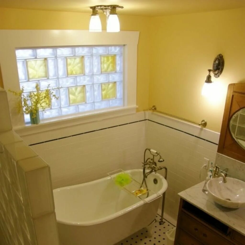 Окно в ванную комнату хрущевка. Окно между ванной и кухней. Окно в ванную комнату в хрущевке. Ванная в хрущевке с окном. Из ванны кухню можно