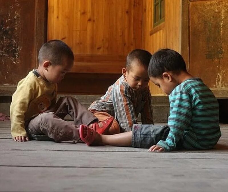 Необщительный ребенок. Дети на скамейке. Позади дети. Дети и природа. Китайские сельские дети.