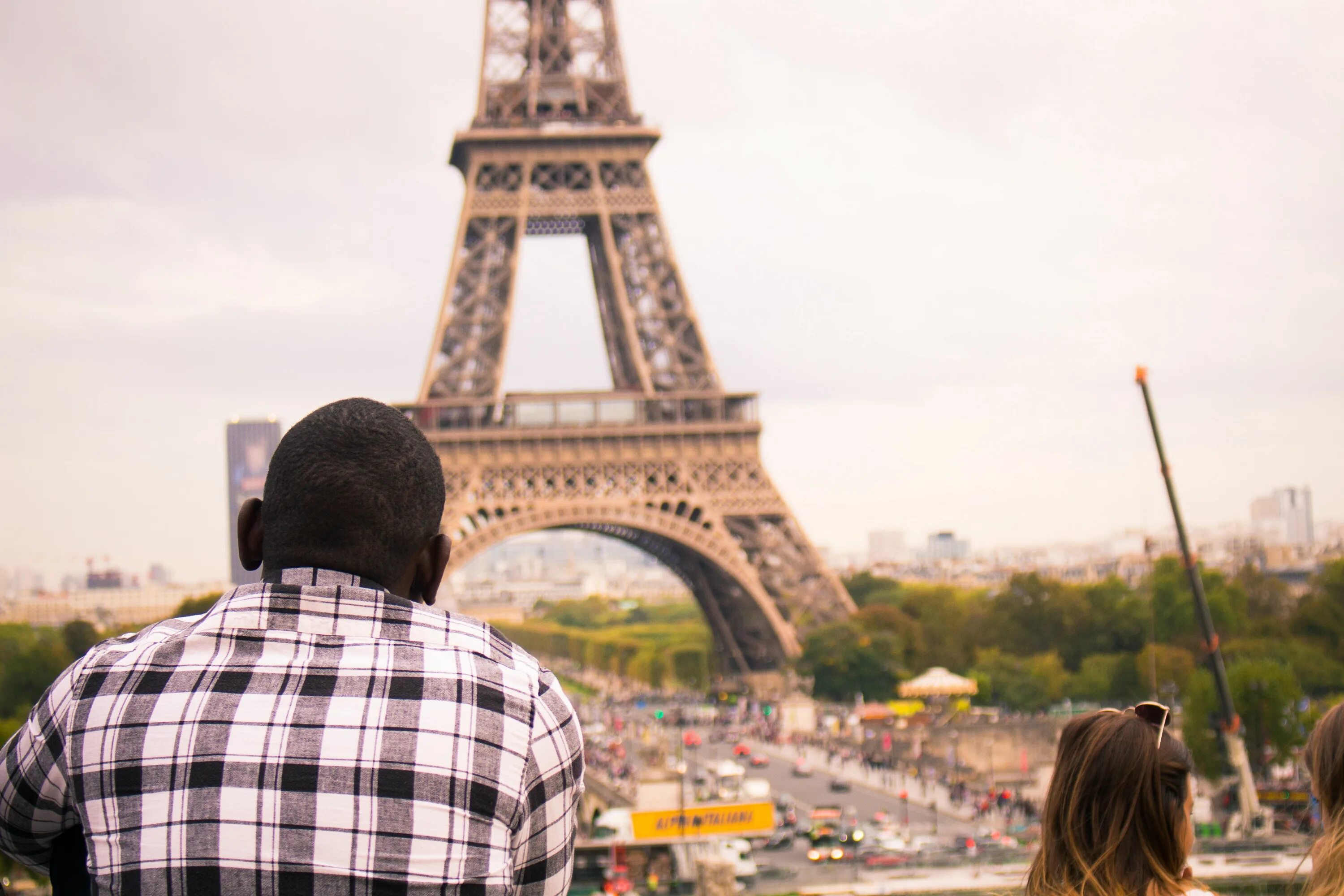 Француз находить. Эйфелева башня для детей. Мужчина в Париже. Парижский синдром. Машина на фоне Эйфелевой башни.