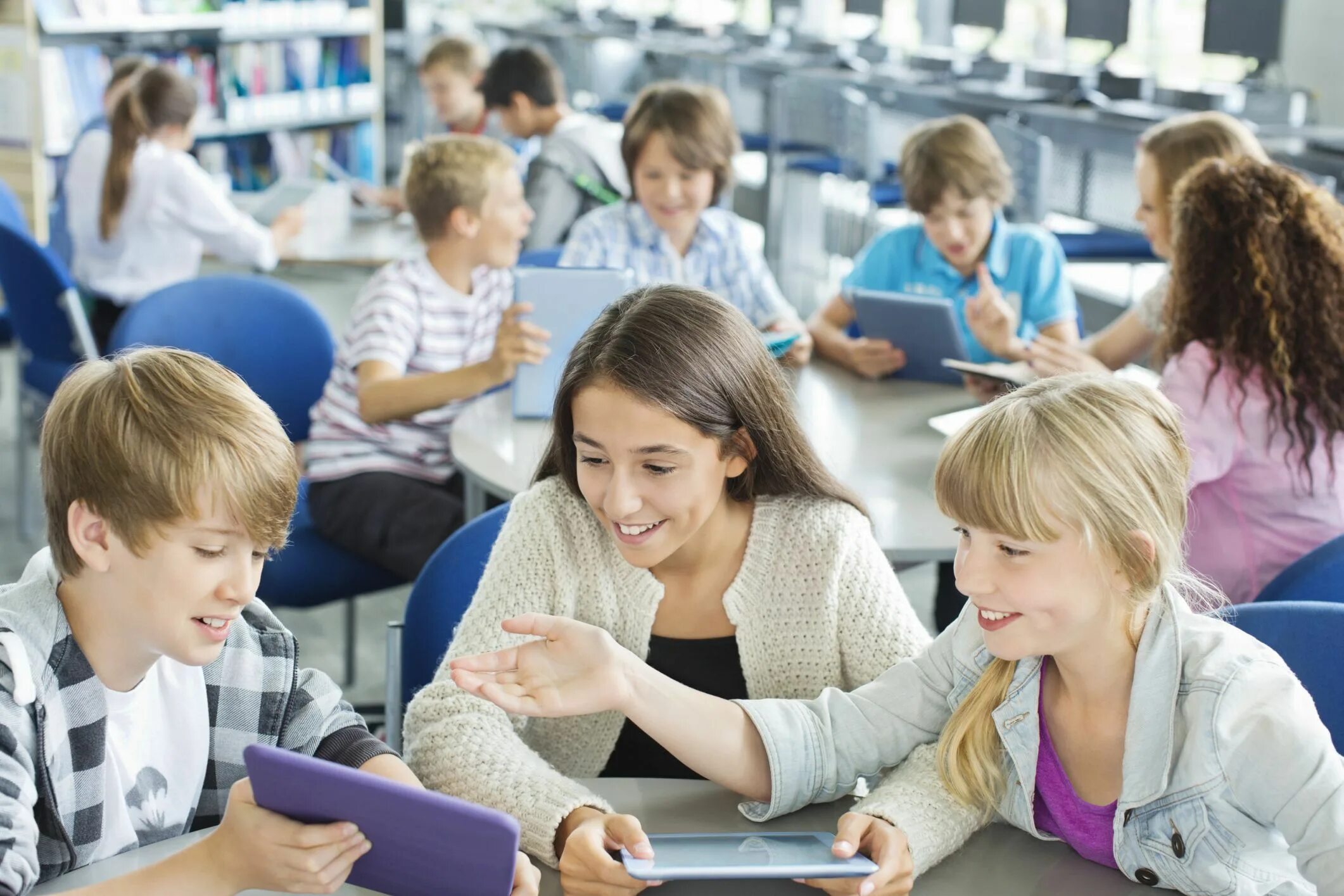 School teach. Дискуссия школьников. Школьники обсуждают. Дискуссия на уроке. Группа учеников.