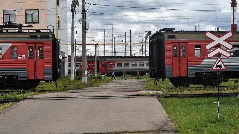 Депо электропоездов. Депо ТЧ 15. Депо Лобня электропоезда аварии. РЖД депо Лобня. Территория депо Перерва.