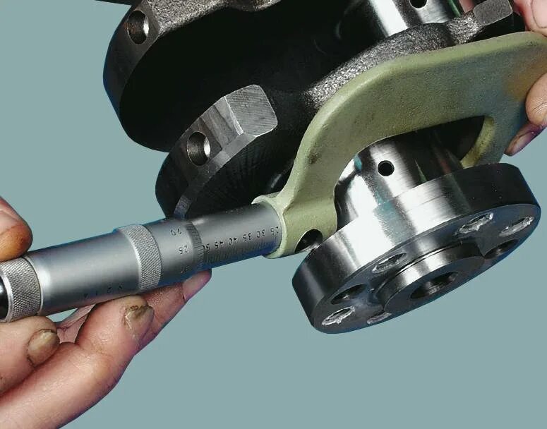 Дефекты деталей автомобилей. Дефектация двигателя. Дефектация двигателя. Дефектовка блока цилиндров двигателя. Замер шеек коленвала микрометром.