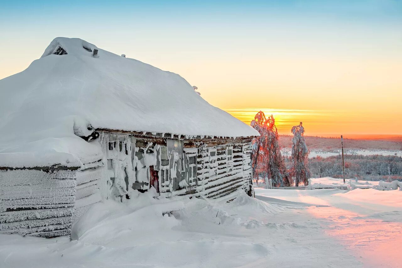 снежный русский город. двор зимой. зимняя москва. снежный русский город. север деревня зима.