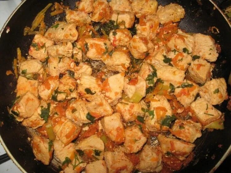 Вкусно пожарить куриное филе кусочками. Филе индейки жареное. жаркое из индейки на сковороде. индейка обжаренная на сковороде. индейка кусочками на сковороде.
