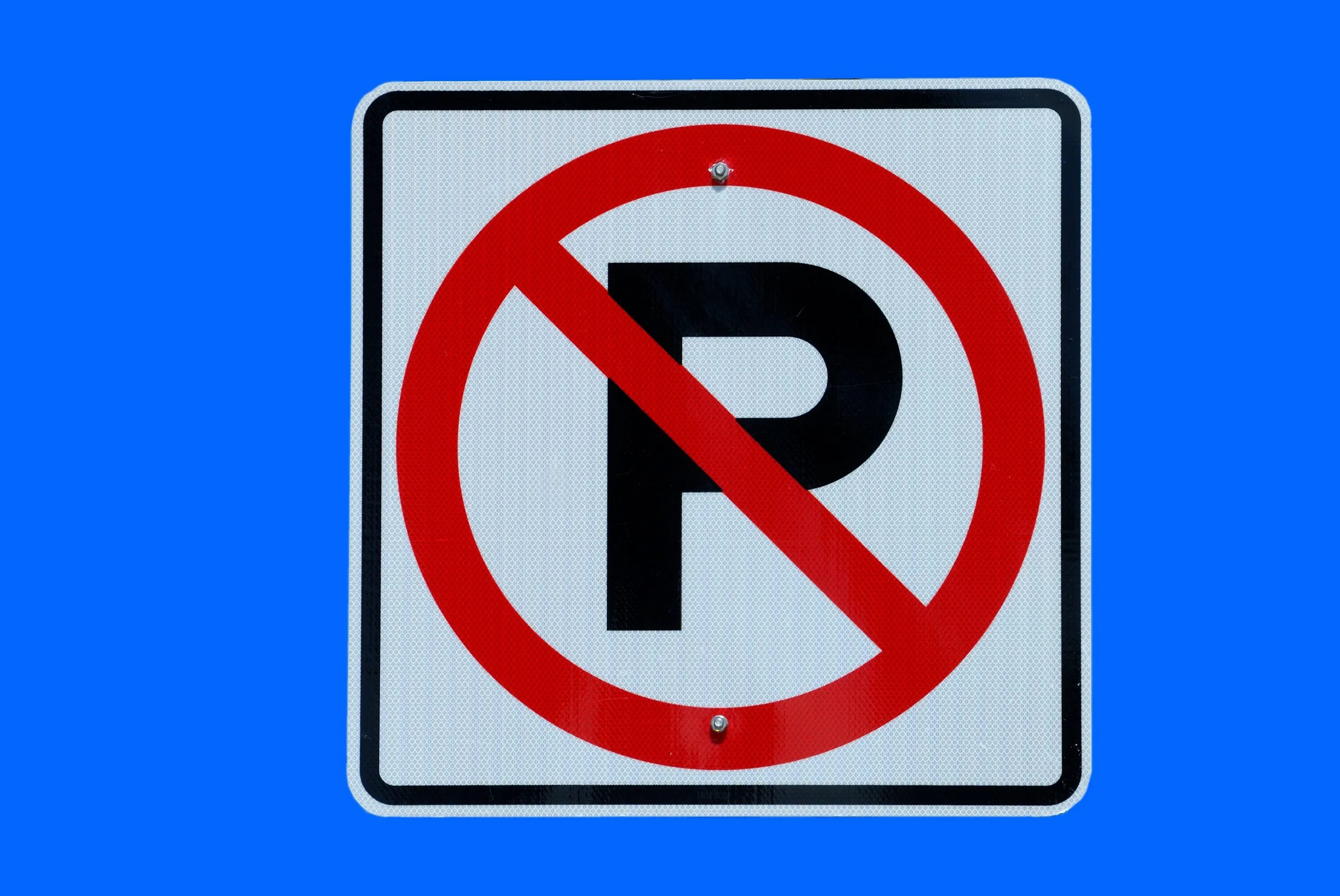 Перечеркнутые знаки дорожного движения. Знак парковка запрещена. Знак парковка запрешен. Запрещающие знаки парк. Знако парковка запрещена.