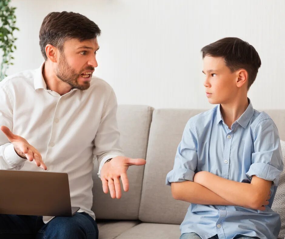 Папа крычит на ребёнка. Загадка демотиватор. Дети дерутся за пульт. Раздражает папа. Девочки отдались отцу.