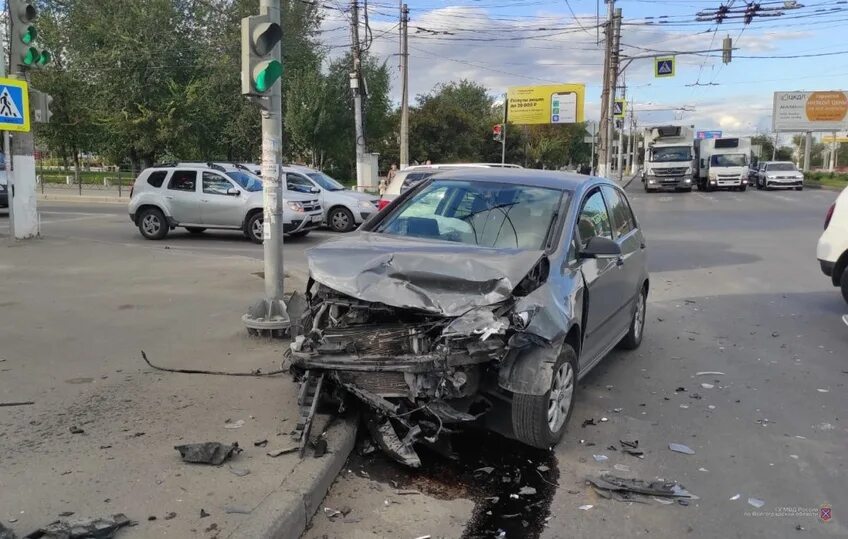 Жесть волгограда сегодня. Мерседес авария волгоград. Авария в краснооктябрьском районе. Дтп город волгоград. Дтп город волгоград.