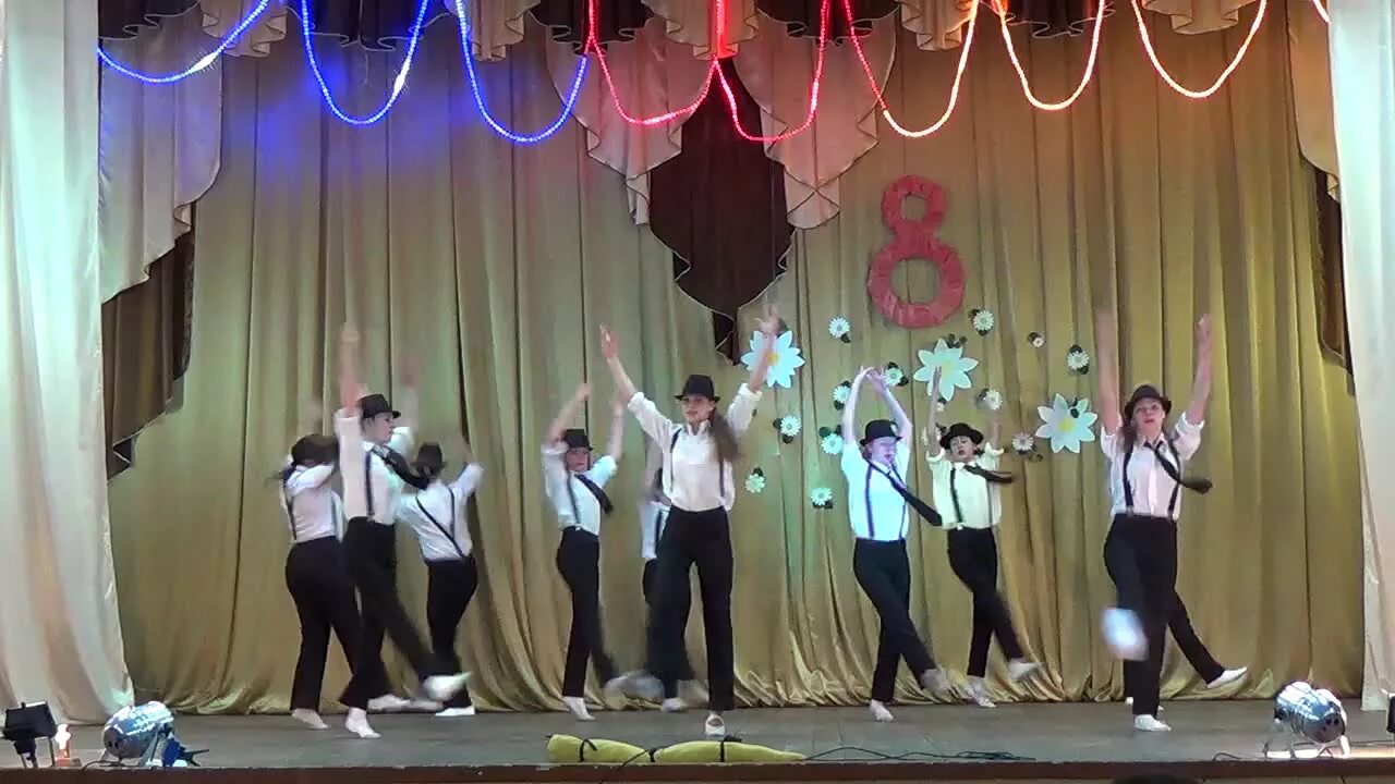 Детский танец джентльмены видео. Шляпа для танца джентльменов. Танец со шляпами. Танец со шляпами в детском саду. Танец джентльменов.