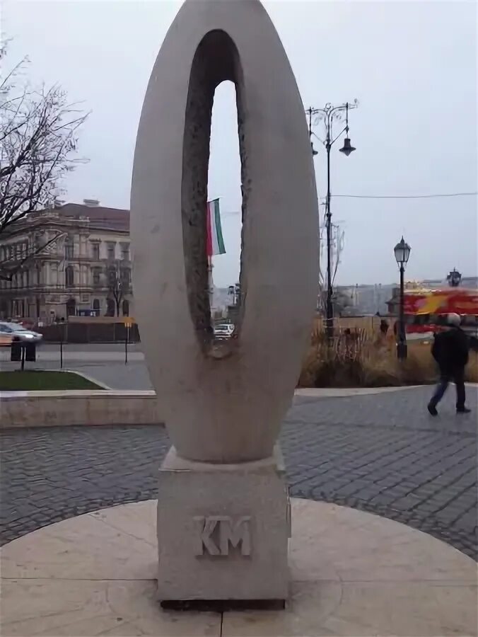 В венгрии, в будапеште, поставлен памятник нулю. Памятник нулю в будапеште фото. Памятник нулю в будапеште. Памятник нулю в мюнхене. Памятник 0 км в венгрии.