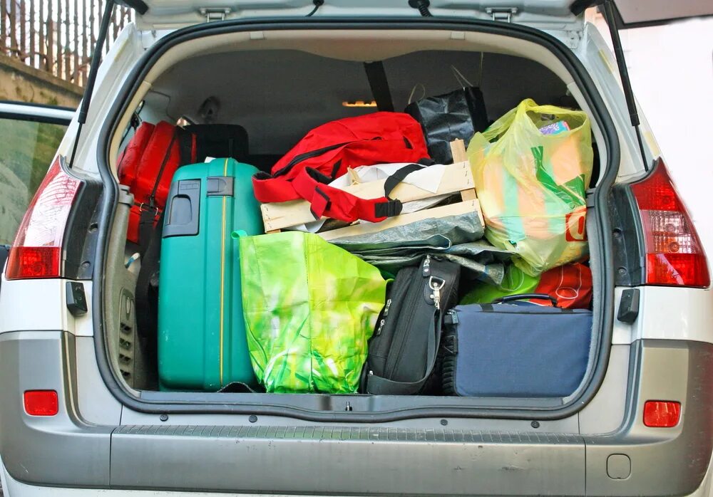 На дальние расстояния нужны. Вещи для путешествий на машине. Вещи в багажнике. Вещи для поездки в багажнике. Багажник машины с вещами.