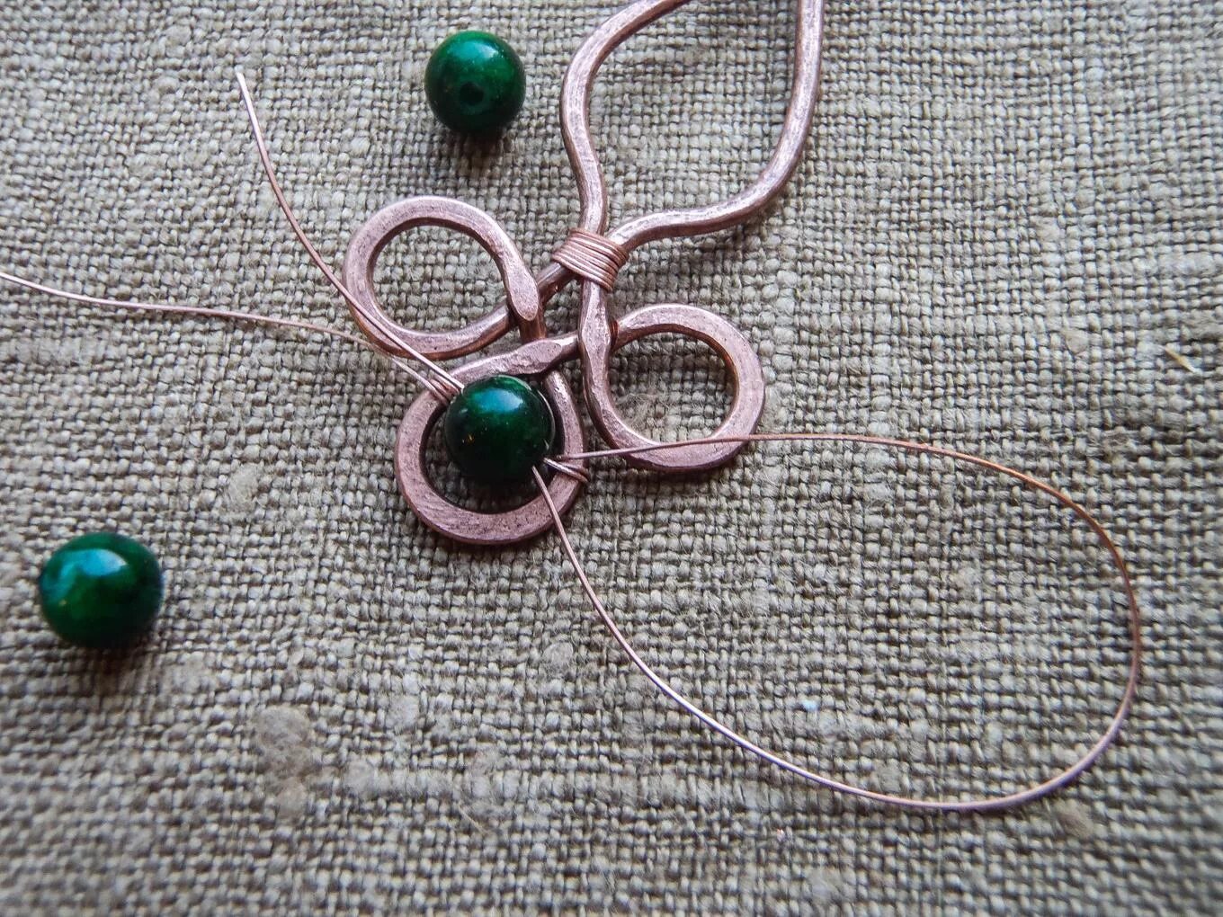 браслет из проволоки и бусин. бусины из проволоки своими руками. оплести бусину проволокой. бусины из проволоки. бусины на проволоке для декора.