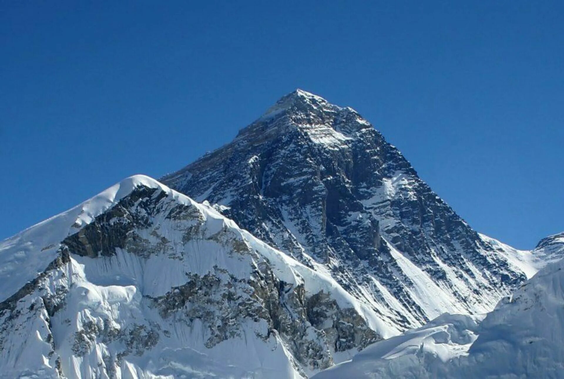 Mount everest is high in the world. Эверест Джомолунгма. Горная вершина Джомолунгма (Эверест). «Сагарматха» = Эверест = Джомолунгма). Гора Эверест 8848 м.