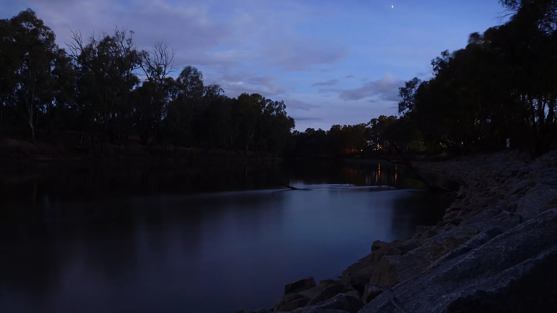 Ночь реки вышли. Река ночью. Речка ночью. Вид на реку ночью. Ночной вид на речку.