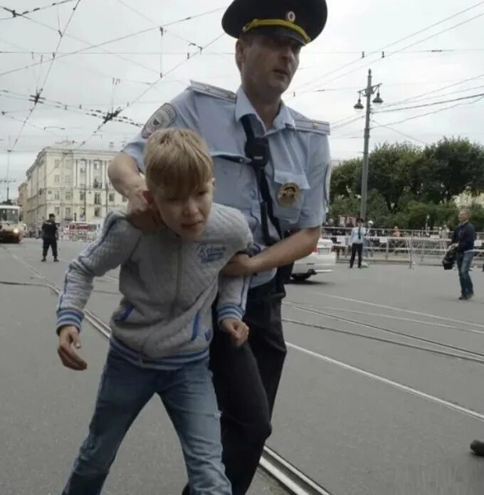 Полицейских называют фараонами. Полицейский для детей. Полиция задерживает детей. Несовершеннолетний и полиция. Полицейский арестовал ребенка.