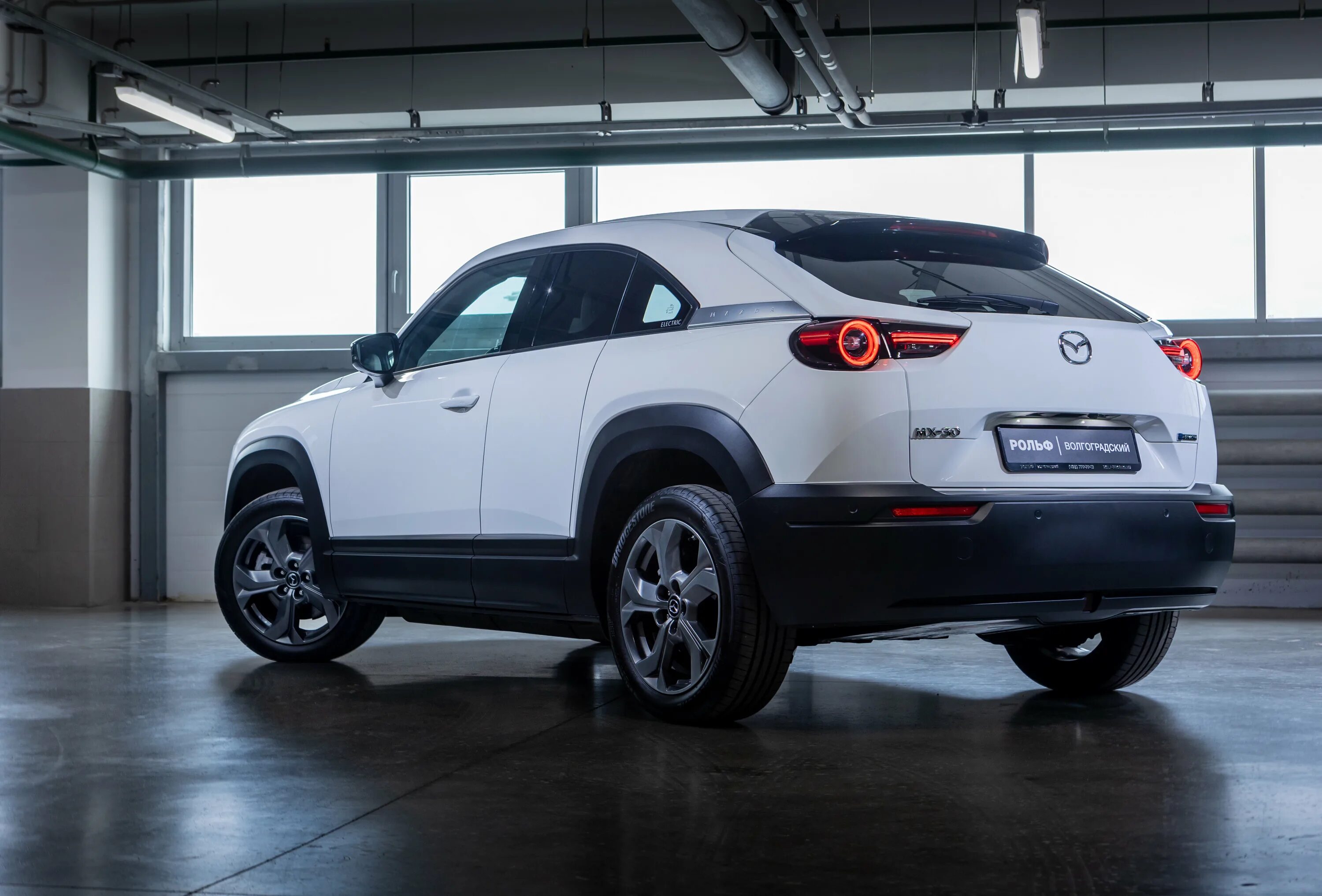 Электрическая mazda. Мазда CX-30 электро. Мазда с распашными дверями. Mazda кроссовер America 2023 зелёный. Ferrari Mazda cx30 mem.