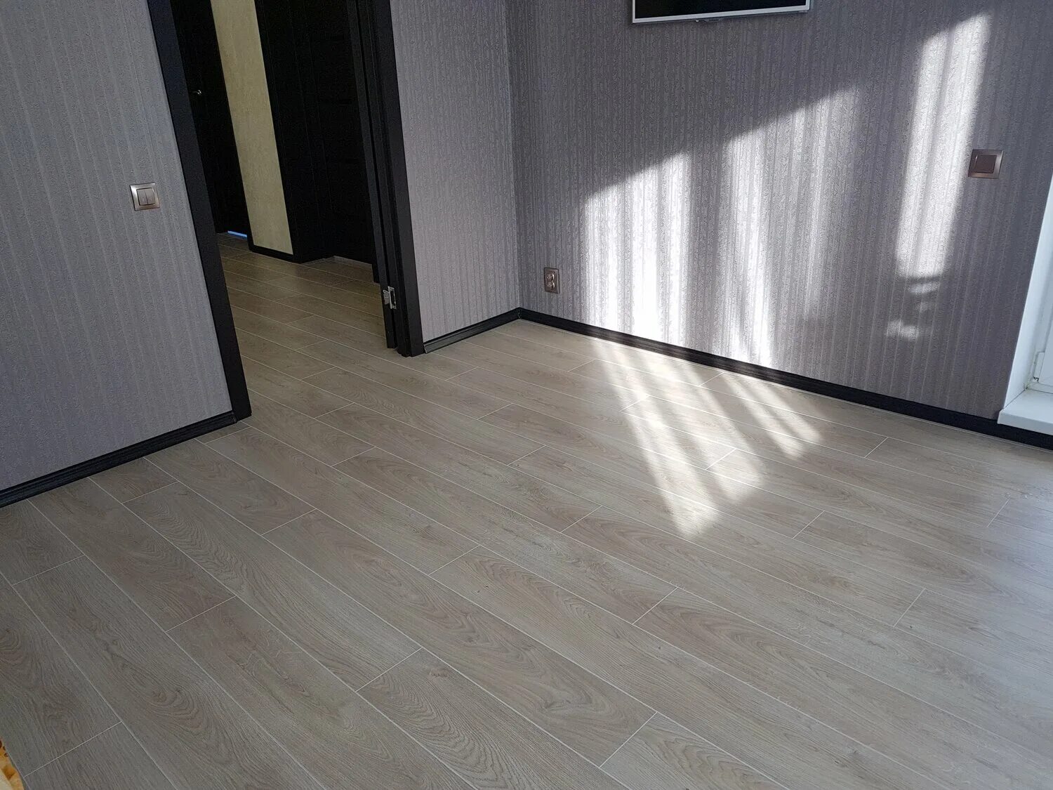 Плинтус под цвет дверей. Темный линолеум в квартире. Decoria кварцвиниловая плитка. Темный ламинат и двери в интерьере. Ламинат серый.