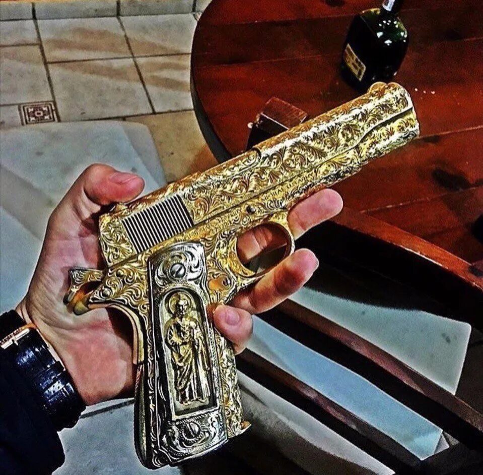 Оружейные бароны украины. Colt 1911 наркобаронов. Золотой Кольт 1911 мафия. Золотые оружия мексиканских наркобаронов. Colt 1911 Картель.