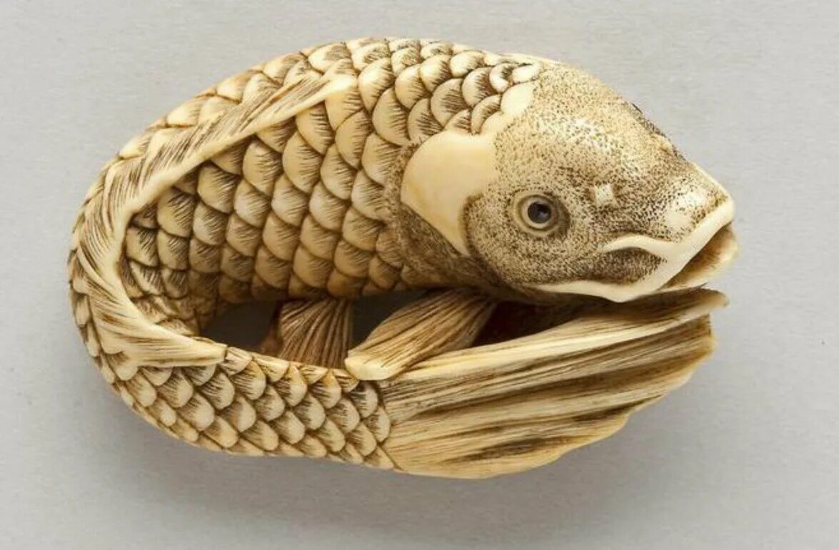 как сделать из кости рыбу. варнавская резьба по кости. поделки из костей рыбы. как сделать из кости рыбу. костяные рыбки резные.