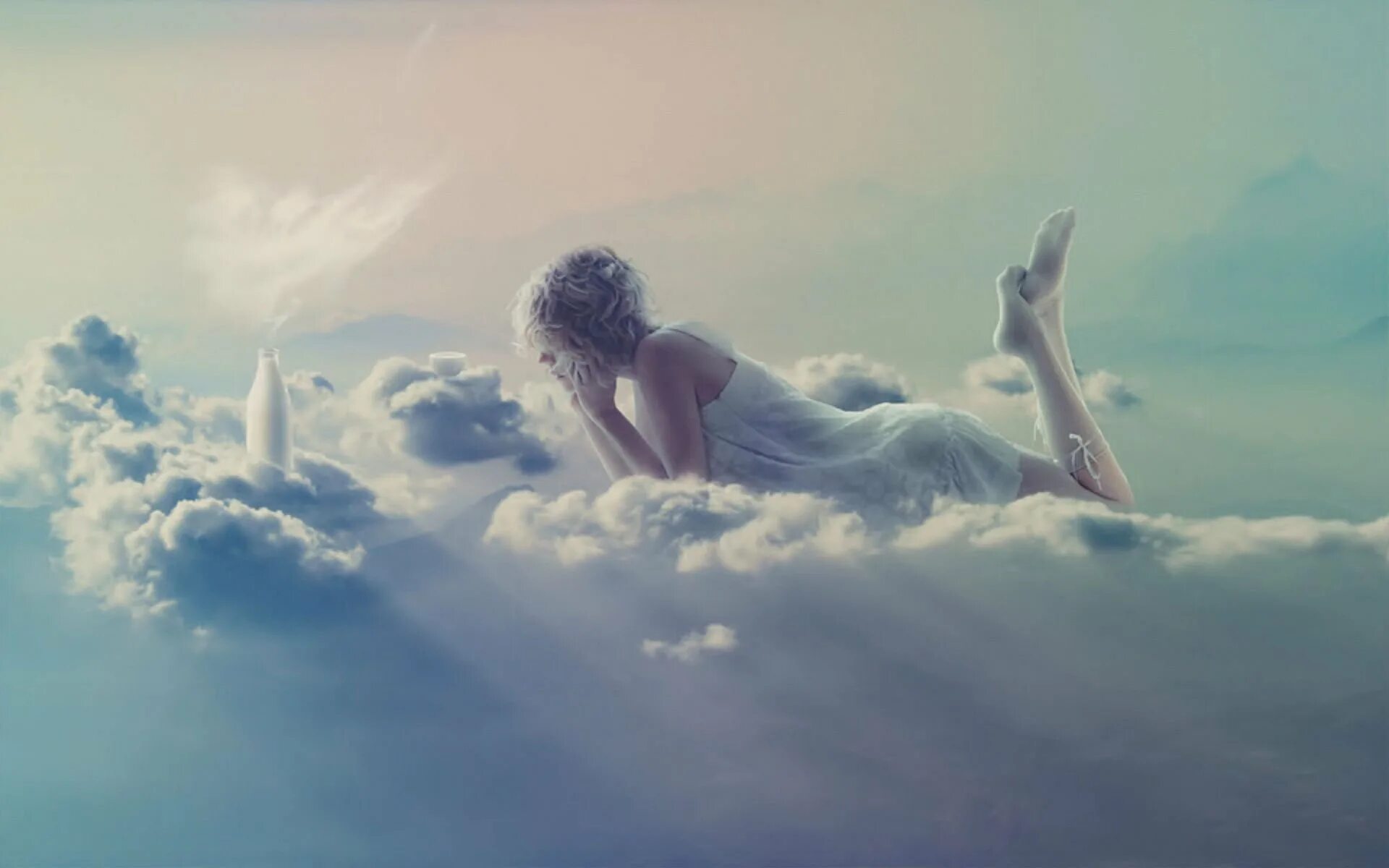 Я видела неба я видела море. Девушка в облаках. Девушка летает в облаках. Ангел на облаке. Девушка на облачке.