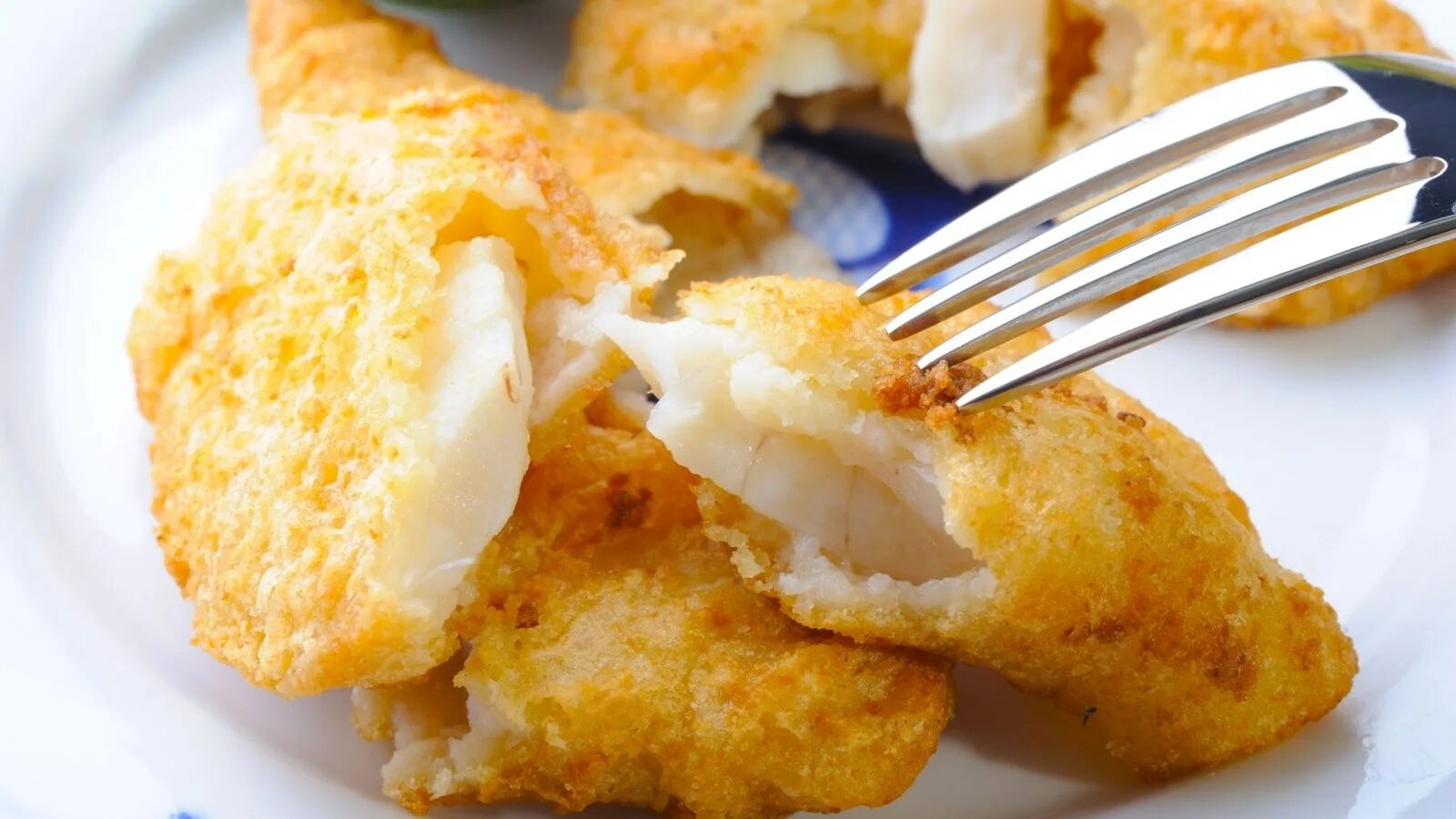 Как приготовить филе минтая на сковороде вкусно. Филе минтая в кляре. рыба минтай в кляре. минтай в кляре ~ 500г. филе минтая в кляре на сковороде.