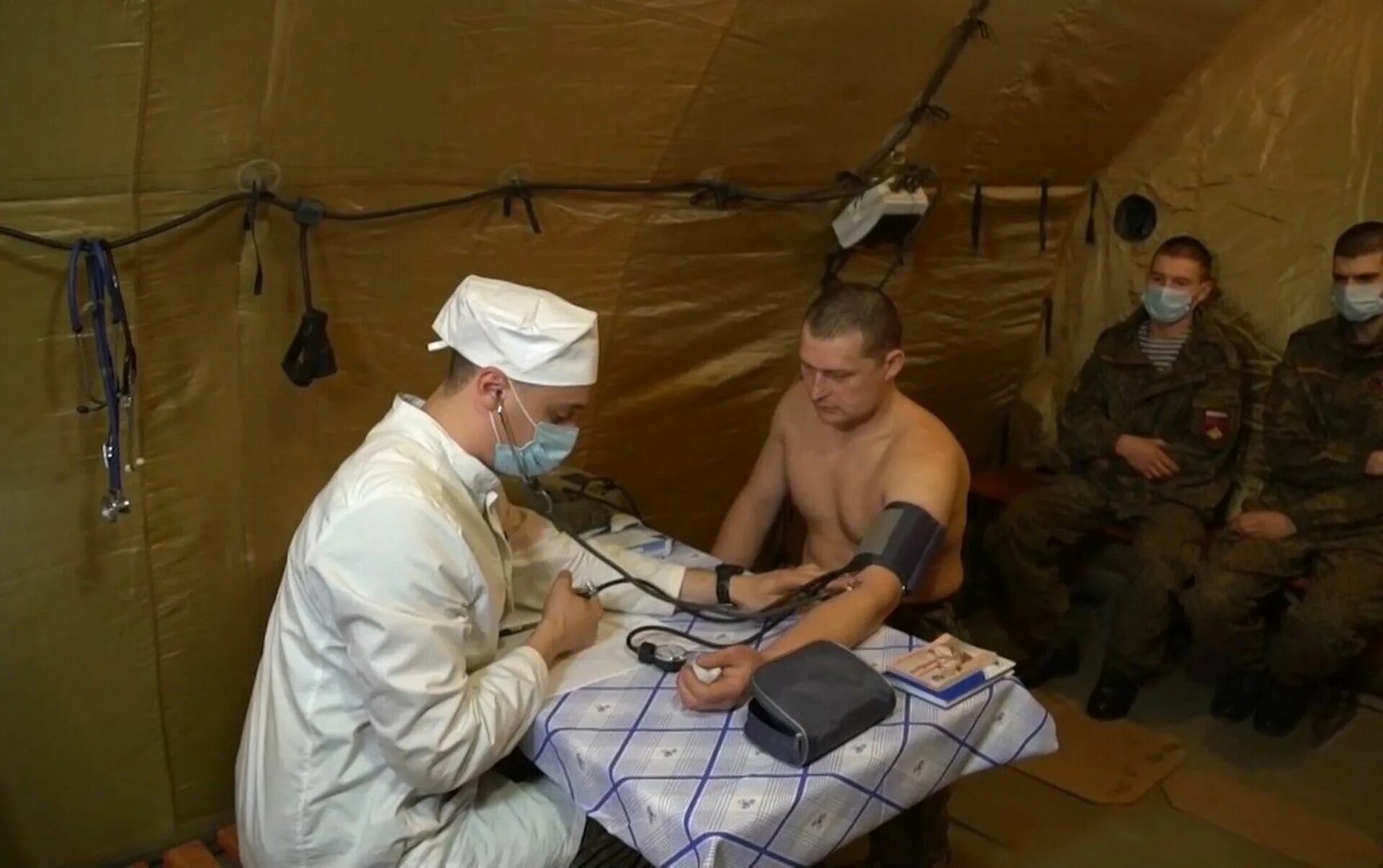 Срочники в госпитале. Российские военные медики. Российские военные врачи. Российский полевой госпиталь.