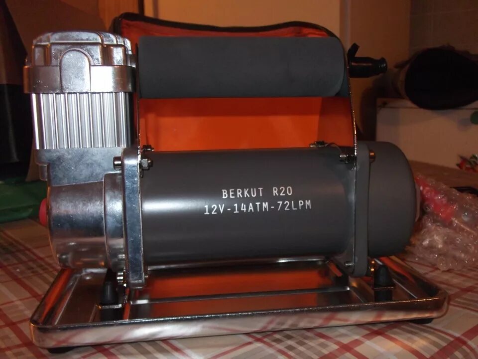 Автомобильный компрессор berkut. Berkut r-20. Беркут спец 19 компрессор. Беркут r20 под капот. Berkut r15.