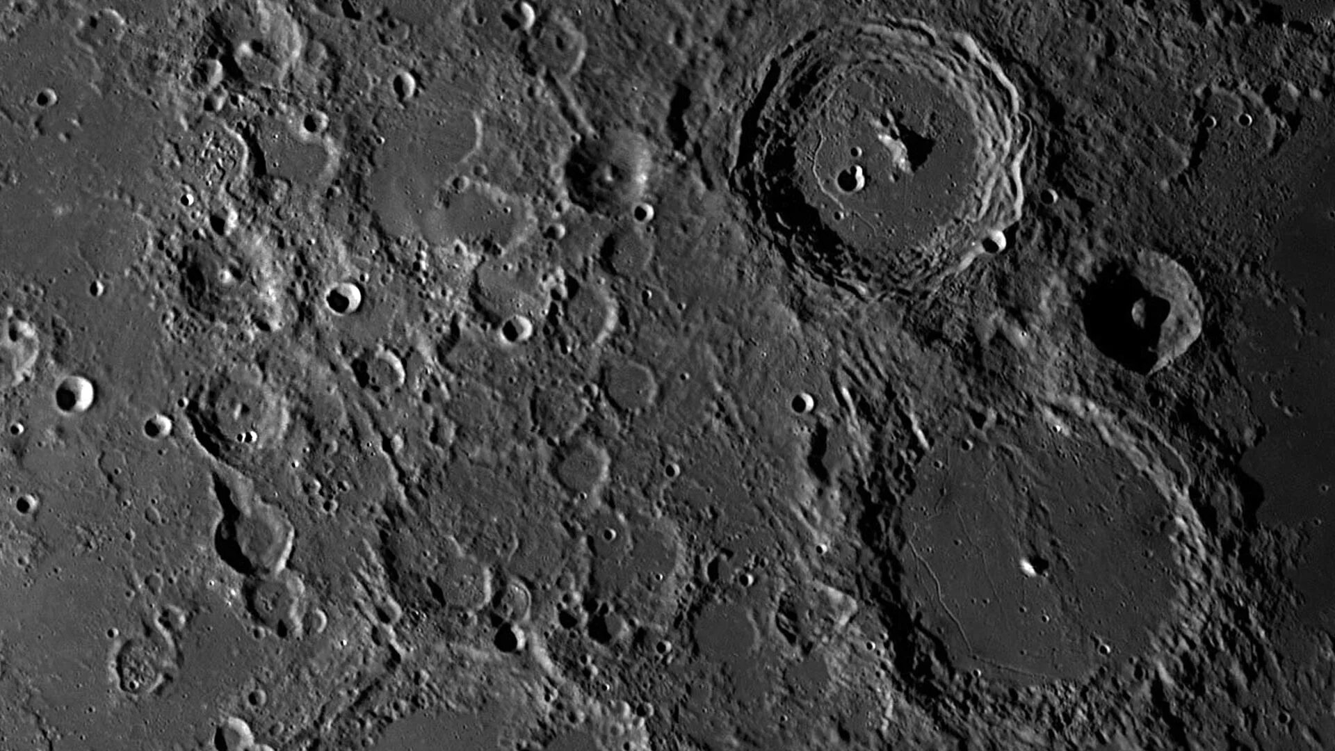 Большой кратер луны. Лунный кратер Анаксимен. Менделеев (лунный кратер). Лунный кратер Беляев. Лунные кратеры Айдахо.