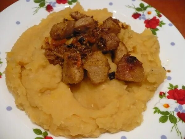 Гороховое пюре с мясом. Гороховая каша с гуляшом. толченка гороховая. гороховое пюре с котлетой.