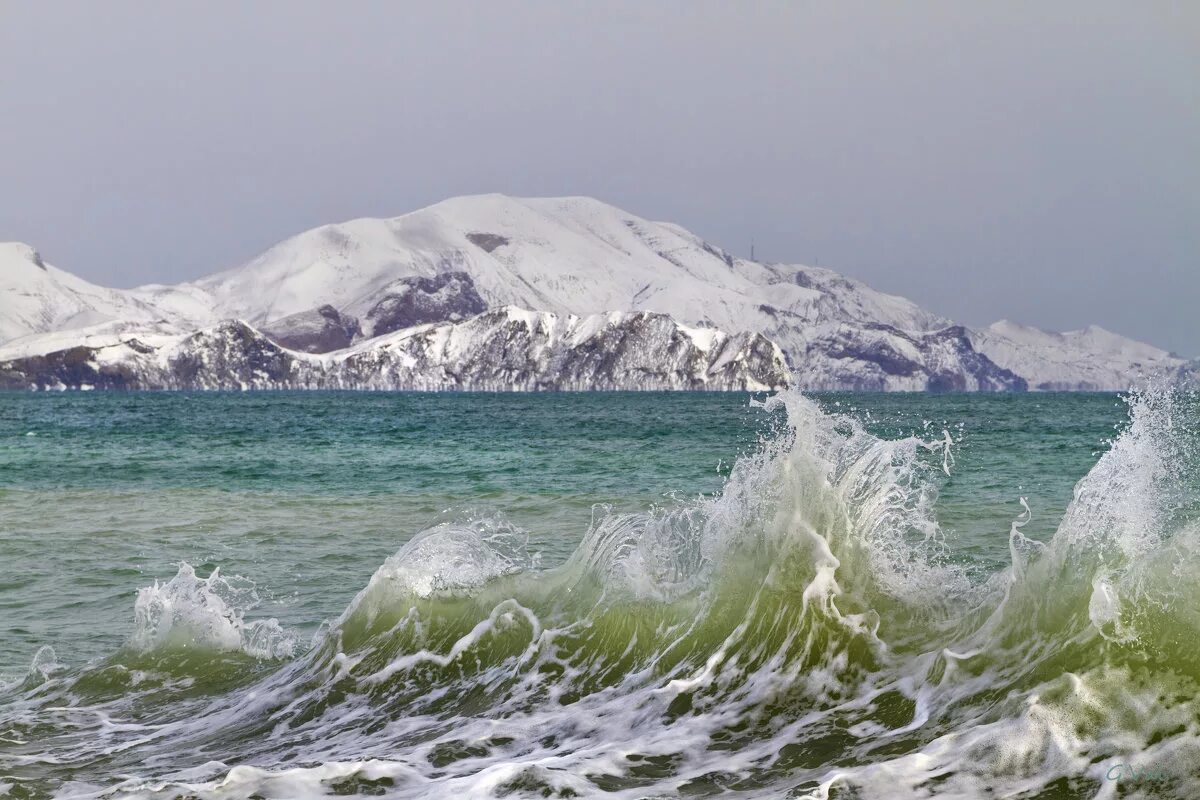 волна за пределами крыма