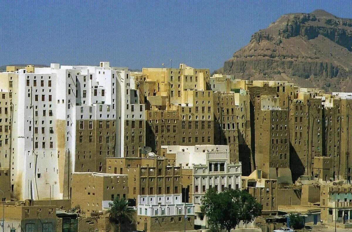 Строительство городов из глины какая страна. Шибам Хадрамаут Йемен. Город Шибам в Йемене. Йемен Шибам небоскребы. Шибам город глиняных небоскребов.